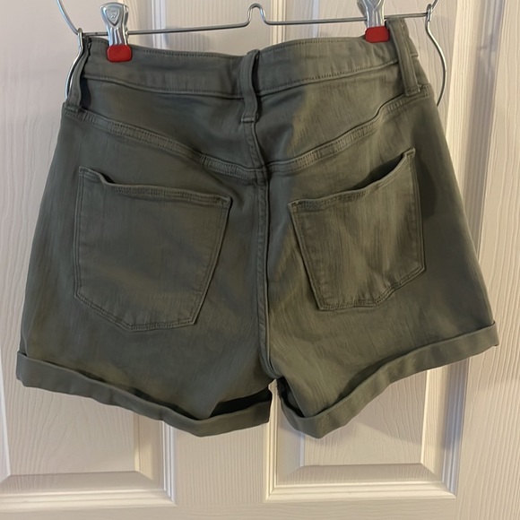 Universal Thread Army Green Shorts size 04/27 - Picture 2 of 2